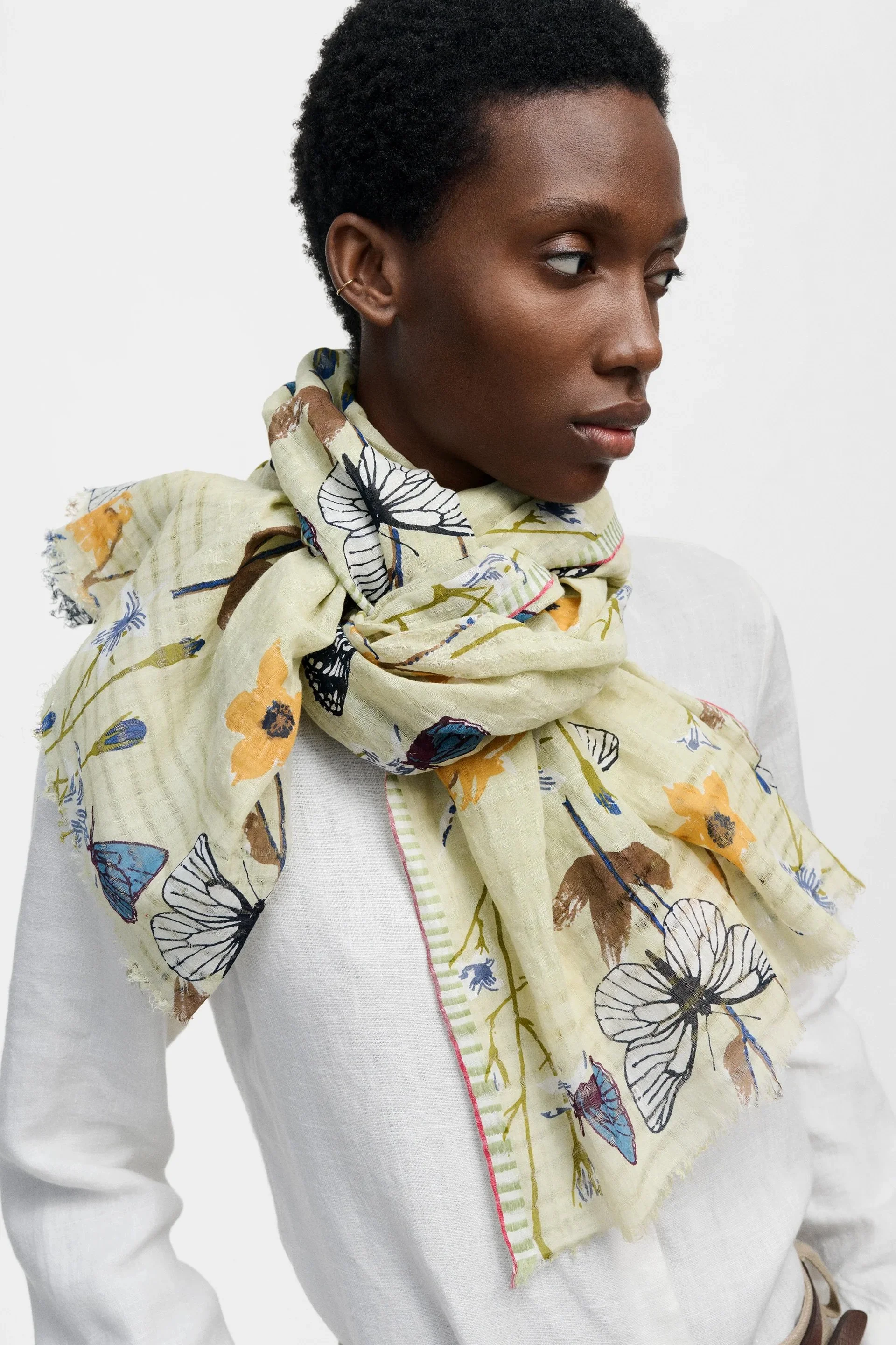 Epice_scarf-butterflies-flowers-lichy-ps-2682C-2-manon-bis.jpg .jpg