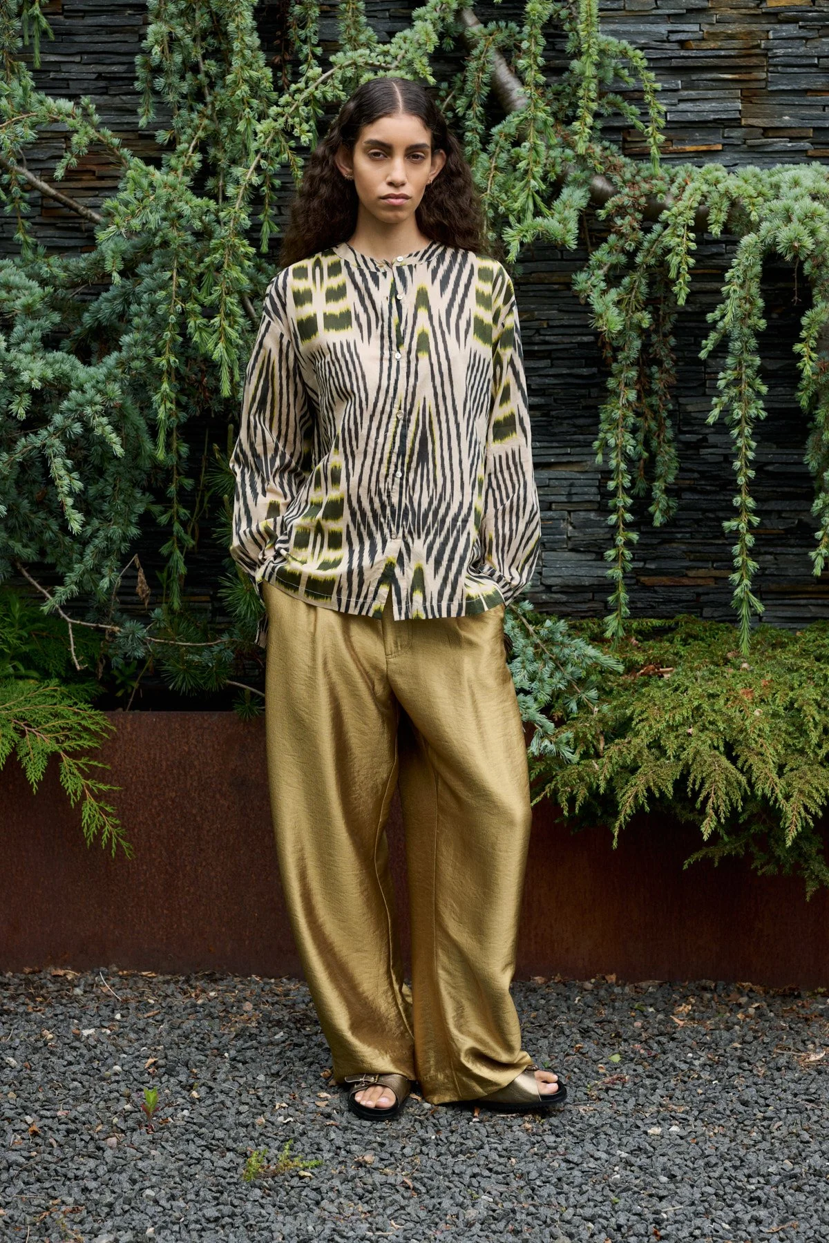 rabens-saloner-thalia-woven-gold-pants-1-manon-bis.jpg