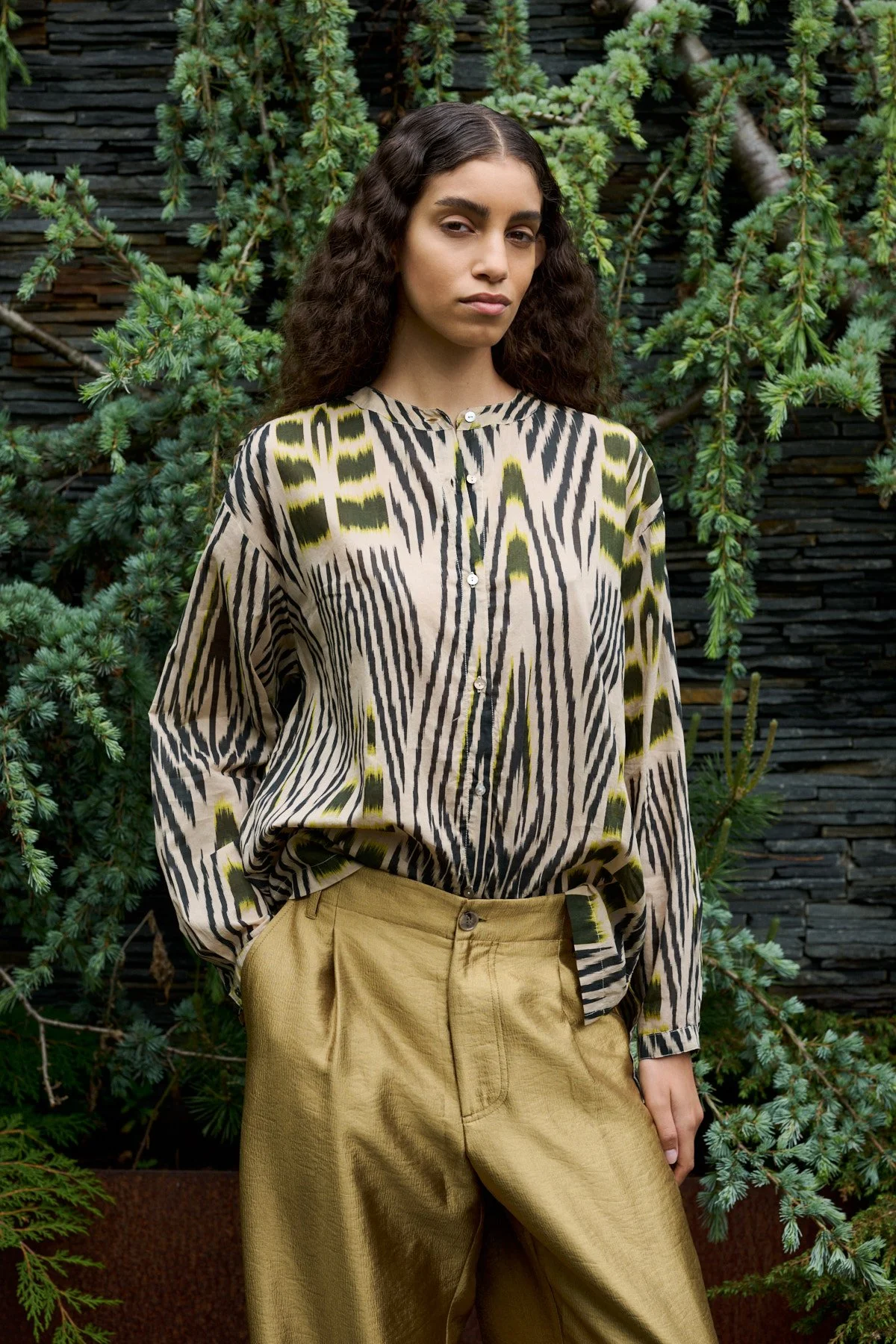 rabens-saloner-thalia-woven-gold-pants-3-manon-bis.jpg