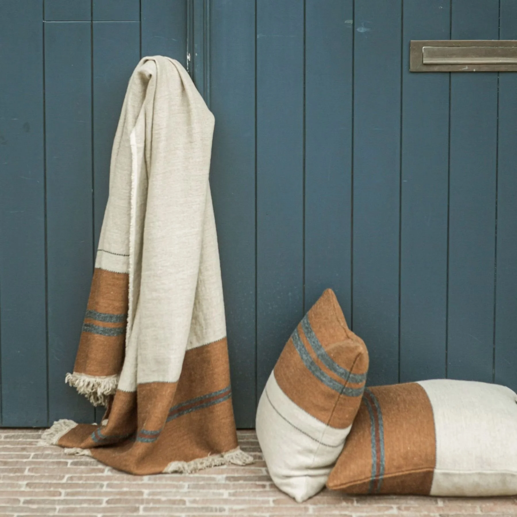 libeco-linen-the_highland_stripe_pillow_smoke-345-manon-bis.jpg