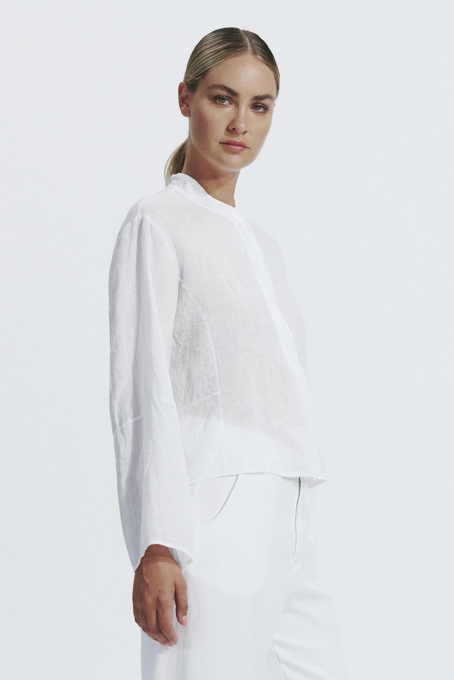 Transit-Linen-Relaxed-Shirt-white-manon-bis-2-CFDTRZE141-00_01_B.jpg