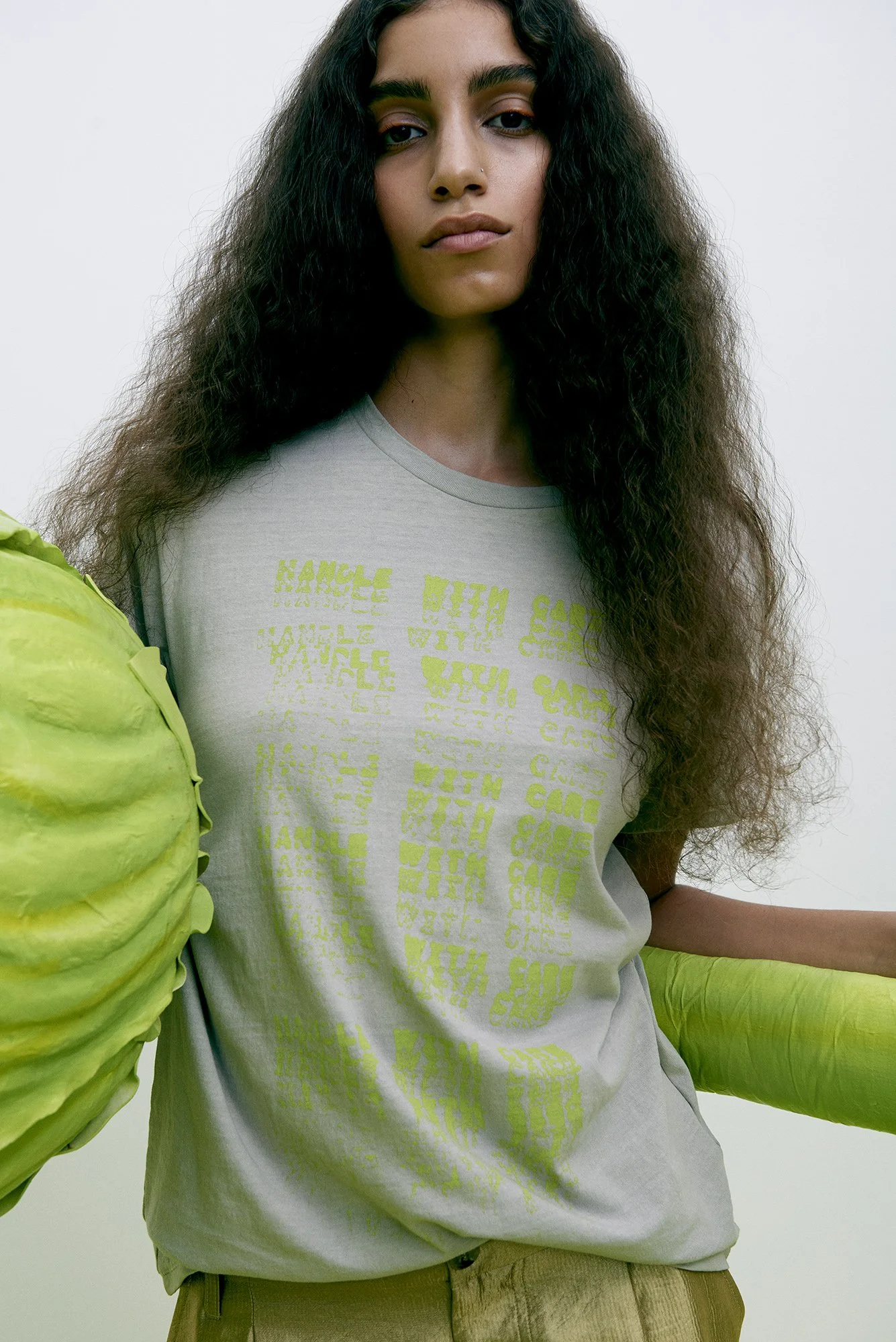 rabens-saloner-ambla-handle-with-care-t-shirt-dove-manon-bis.jpg