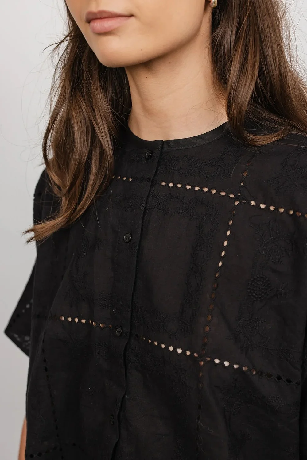 vic-and-bert-sofia-embroidery-anglais-top-black-1-manon-bis.jpg
