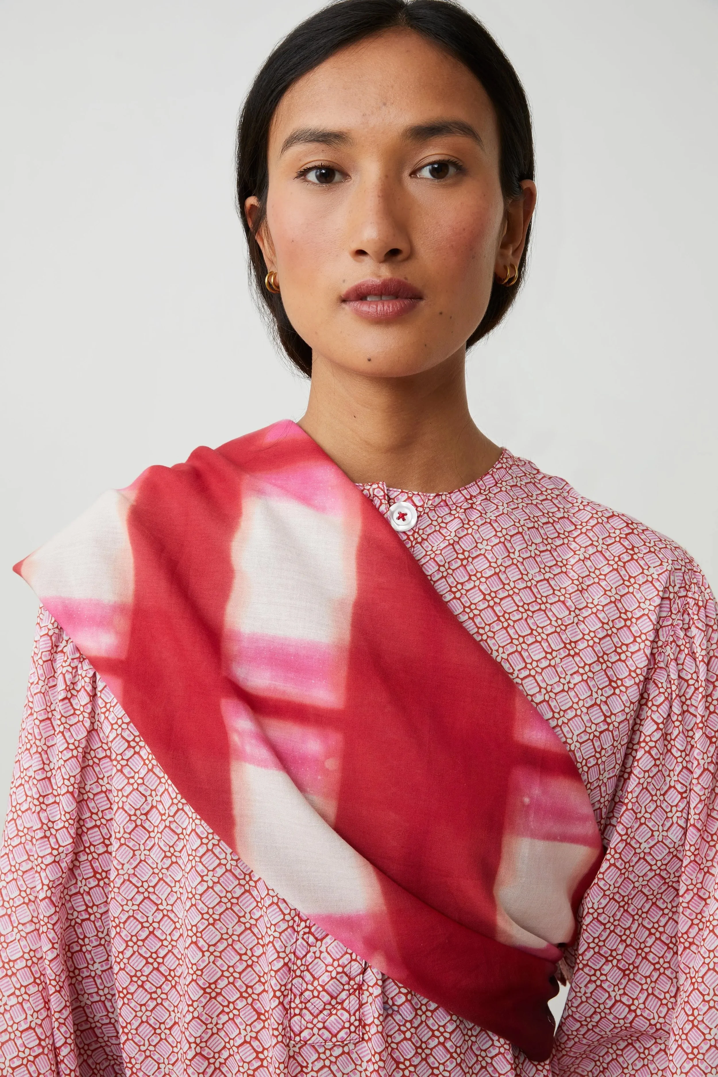 moismont-yoko-scarf-822-pop-pink-manon-bis.jpg