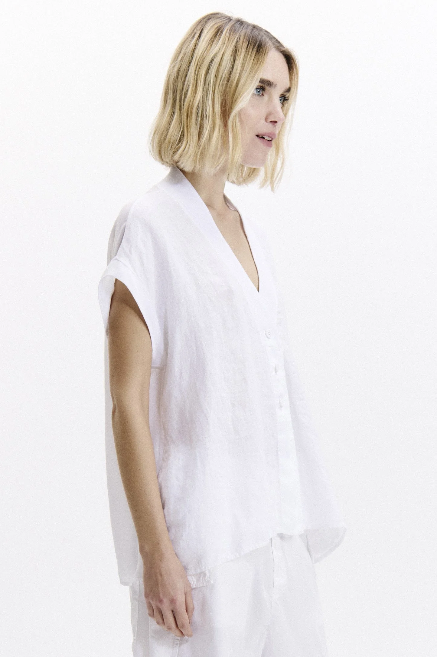 Transit-Linen-button-through-top-white-CFDTRAB112-00_01_manon-bis-2-T.jpg