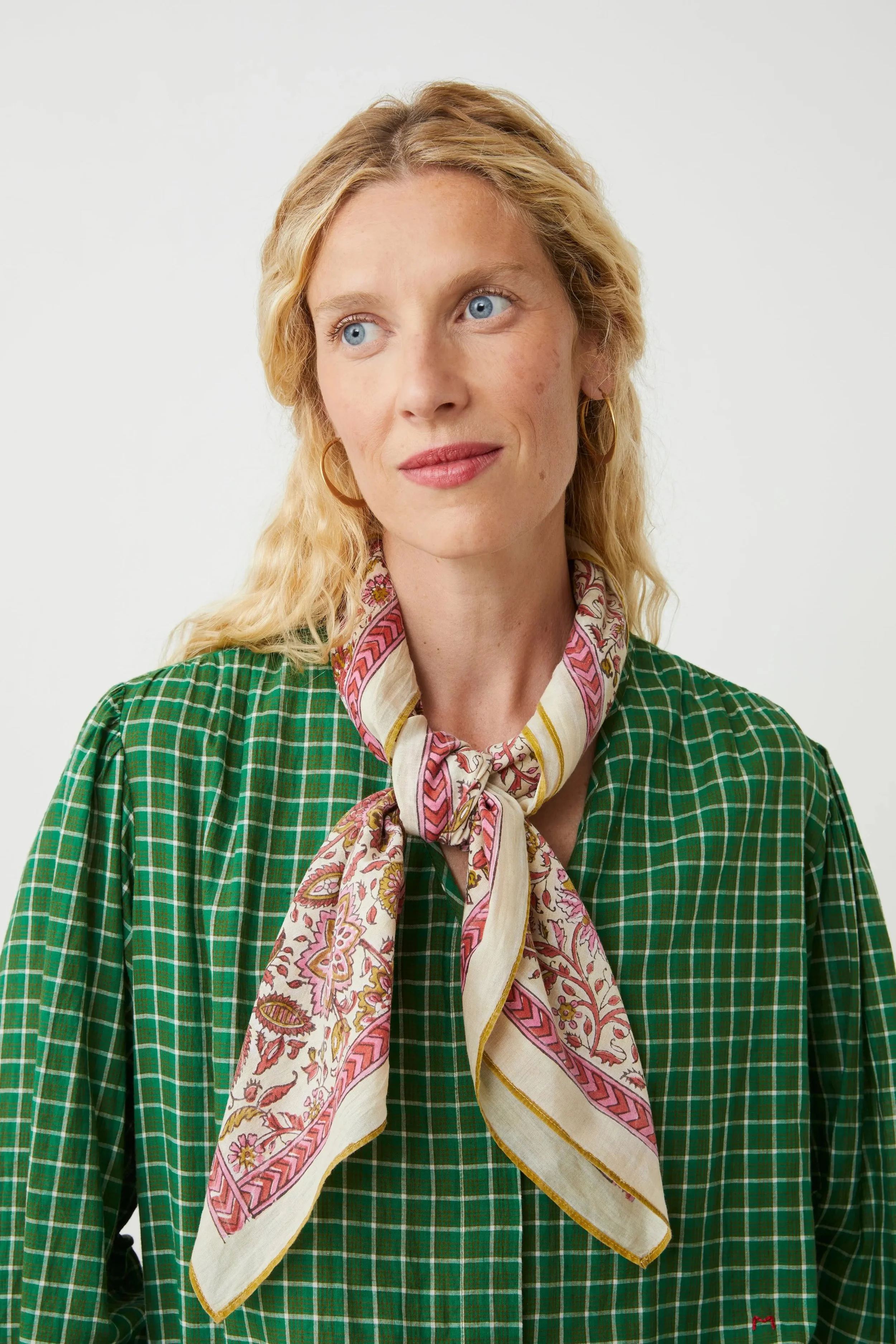 Moismont-Agra-scarf-823-tulip-1-manon-bis.jpg