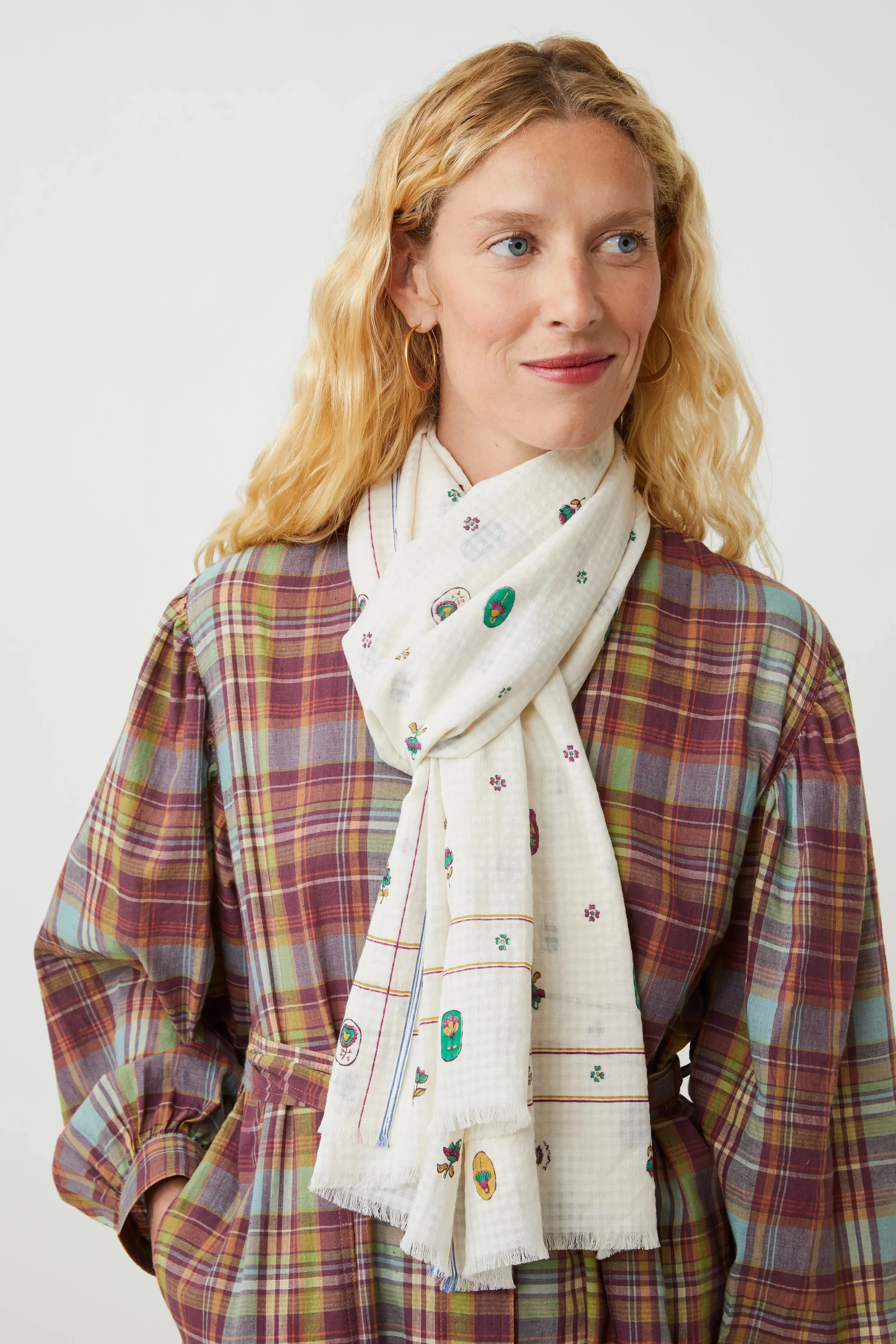Moismont-Jewel-scarf-824-letter-1-manon-bis.jpg