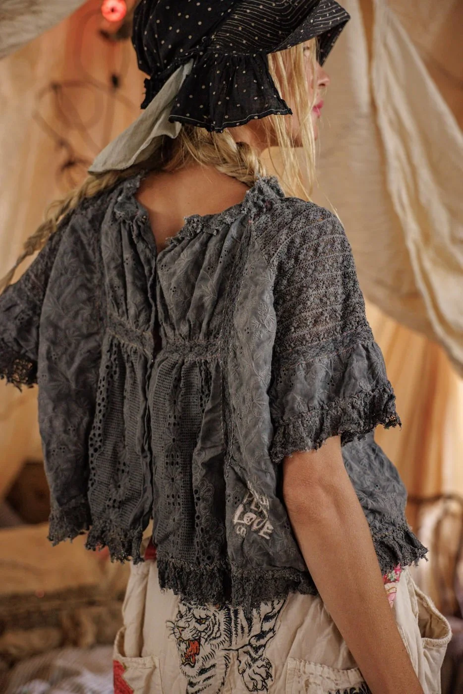 Magnolia-Pearl-Lace-Work-Gabriella-Blouse-Ozzy-6-manon-bis.jpg