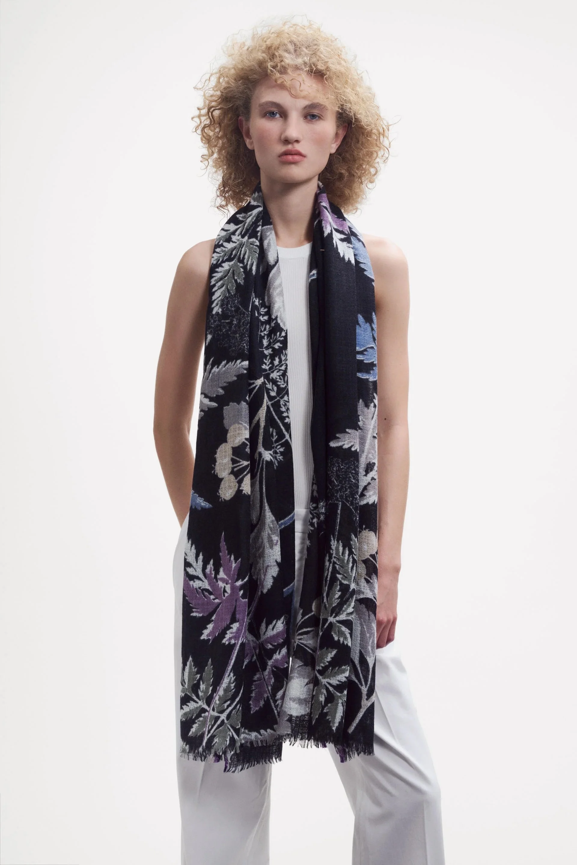 epice-floral-weave-scarf-black-GW2590_G_1-manon-bis.jpg .jpg