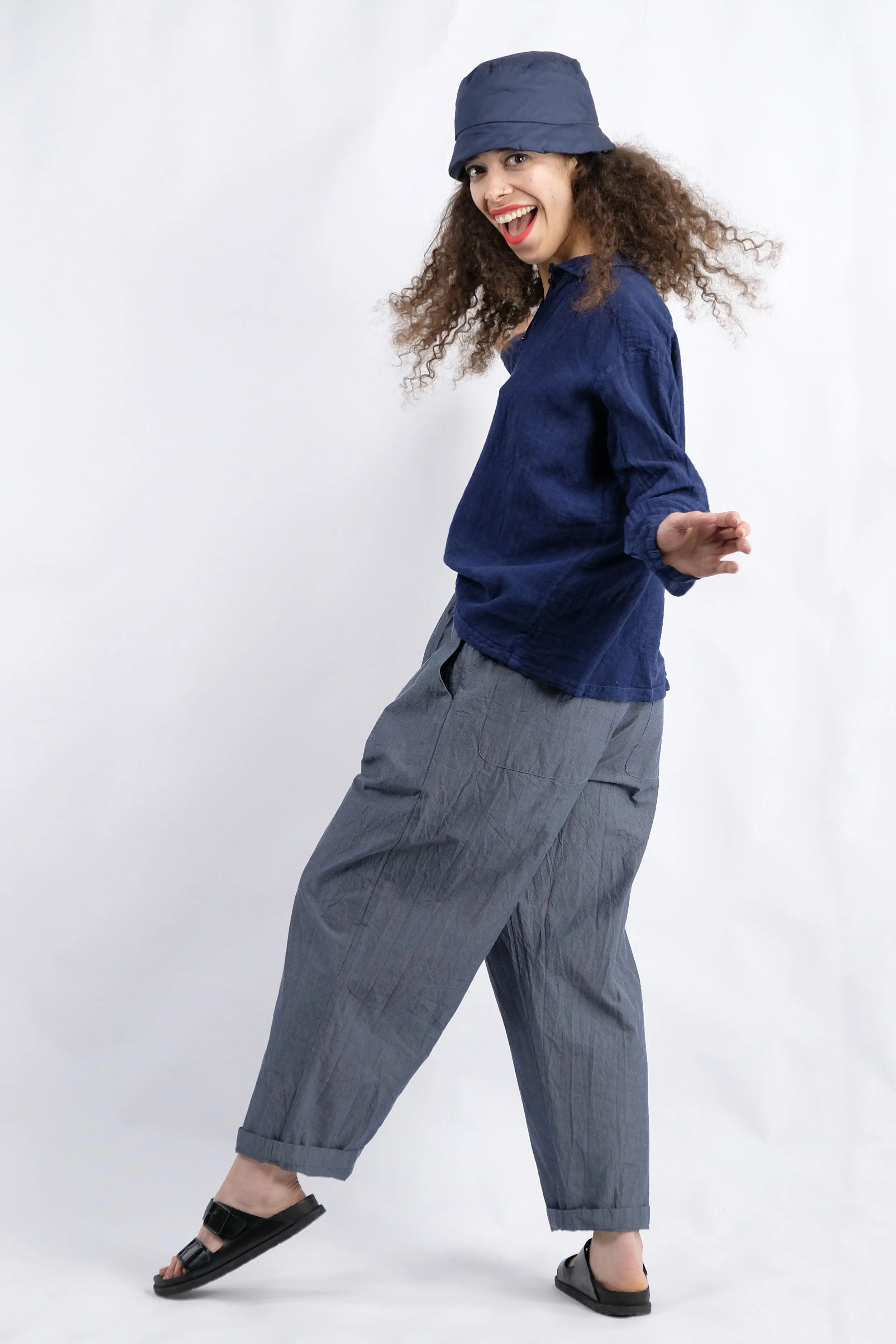 Manuelle-Guibal-worker-loomi-pant-7042_denim_1_manon-bis.jpg
