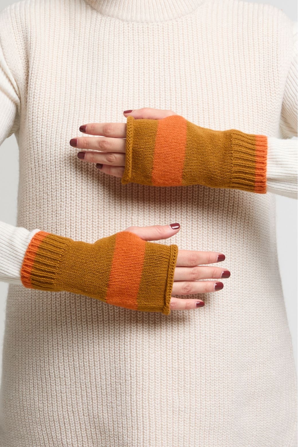 mapoesie-mittens-viggo-orange-ocre-manon-bis.jpg