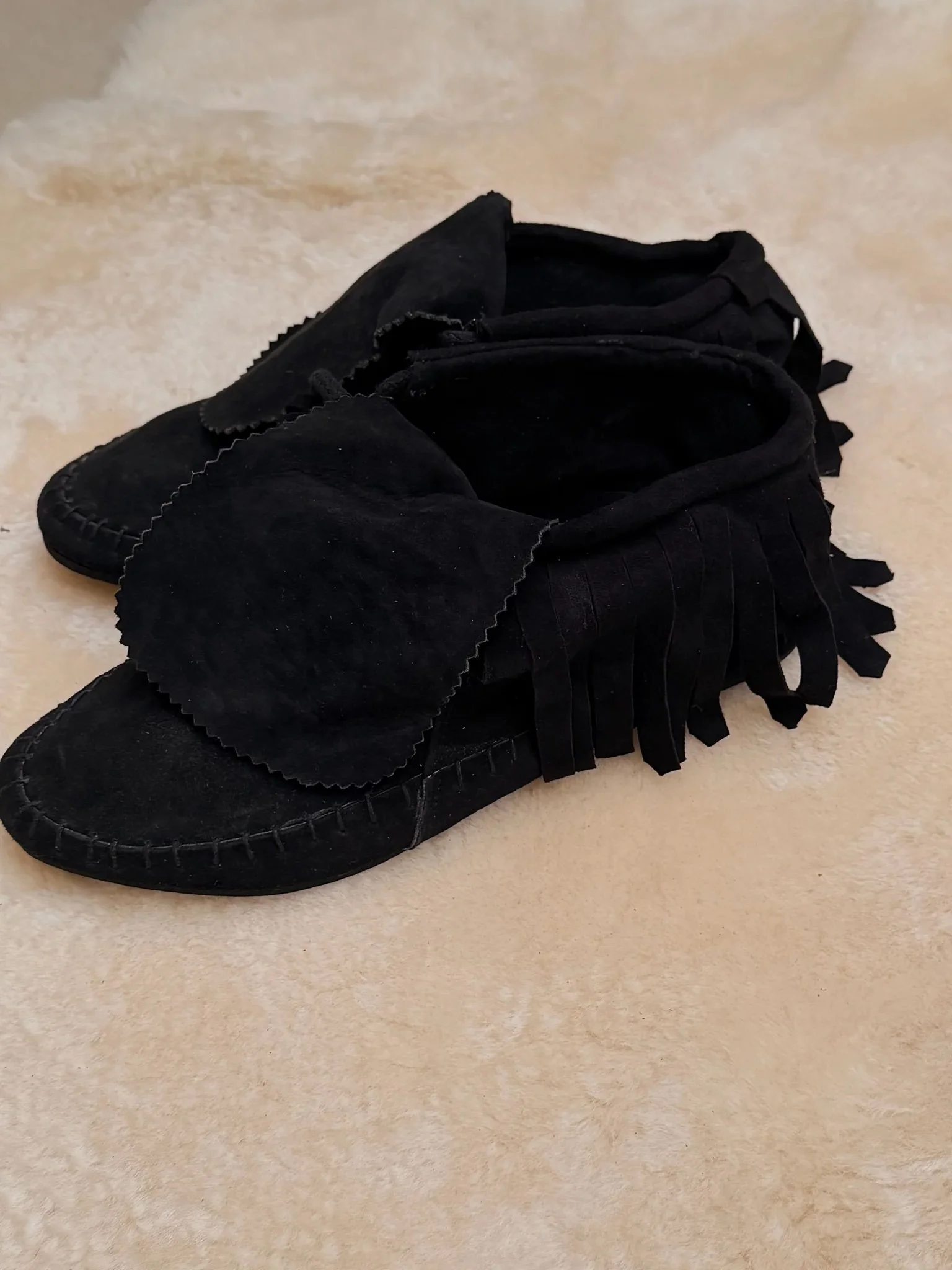 mamapapa-suede-fringe-moccasin-black-leather-3-manon-bis.jpg