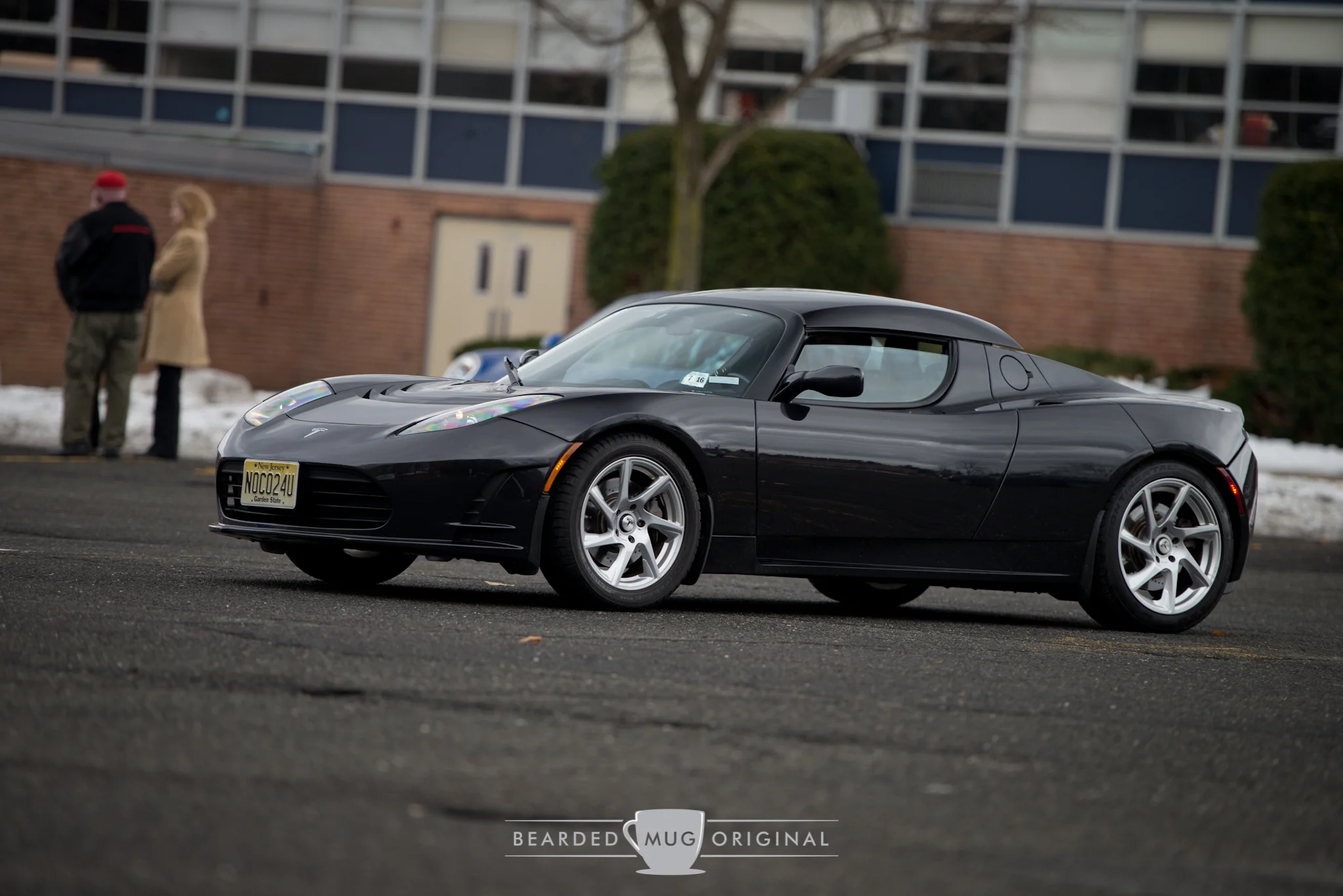 If the profile of the Roadster looks familiar, it's because it is. The car is based off of the Lotus Elise, and shares approximately 6% of the parts.