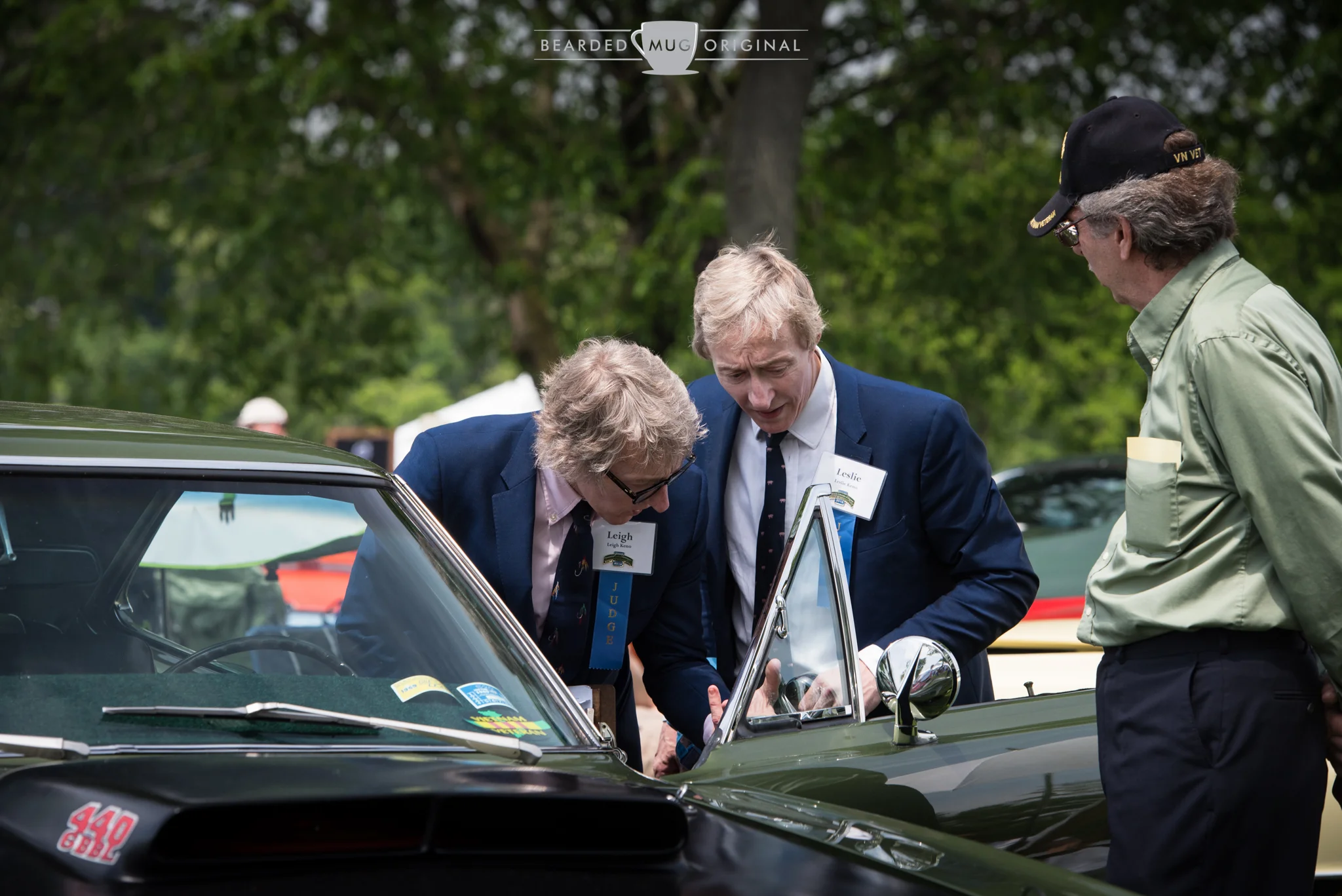 Judges Leigh and Leslie Keno presumably have a closer inspection of the vent window seals on Al Roskosky's 1969 Plymouth Road Runner. 