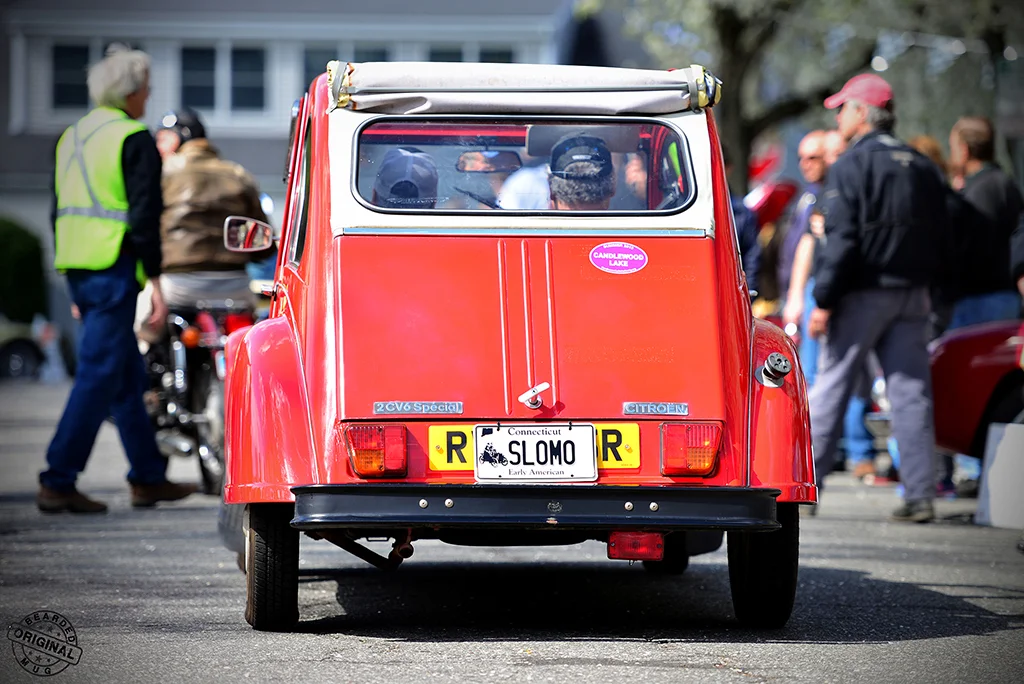2CV6SpecialSLOMOleaving.jpg