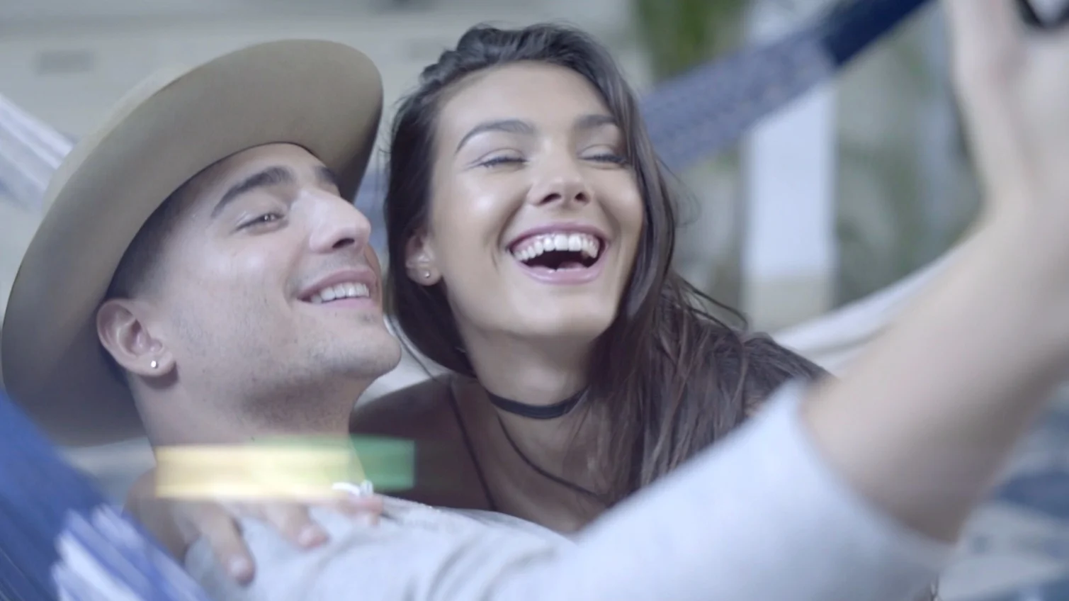 Sin Bandera - Sobre Mí (Video Oficial) ft. Maluma