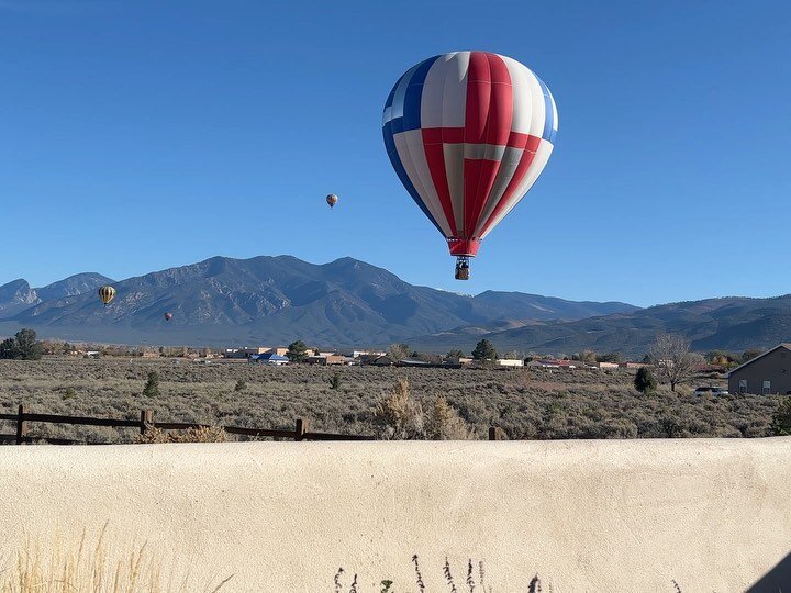Visitors from above! #balloonrally #hotair #newmexico