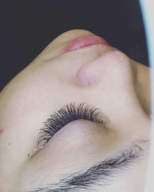 Classic hybrid set. View from the top. I 💜 hybrid lashes bc they give you just the right amount of drama without breaking the bank or consuming all of your time. If only relationships were this easy 🙄 #hybridlashes #whenallelsefails #lashup #lashyo