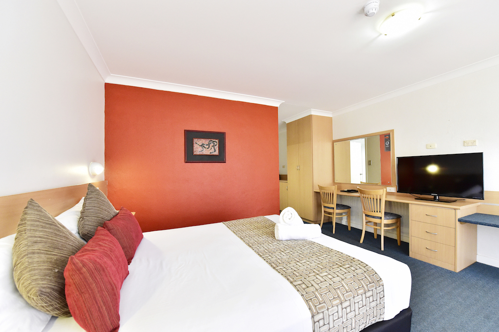 diplomat-motel-alice-springs-accommodation-standard-queen-room5 copy.JPG