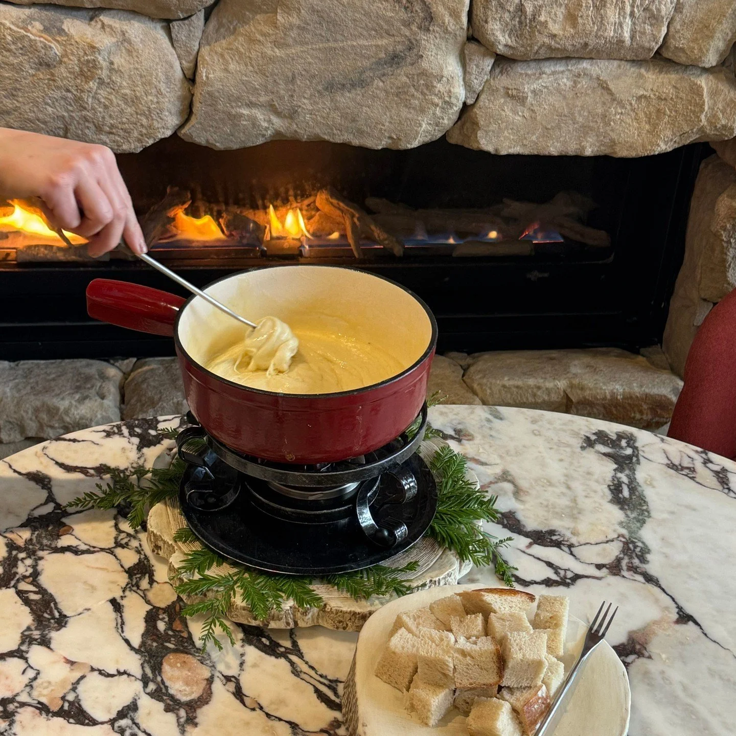 The Cheese Fondue Experience at Sequoia Lounge 🧀  #luxurylodge #luxury #bestofthebest #experience #sequoia #sequoialodge #bespoke