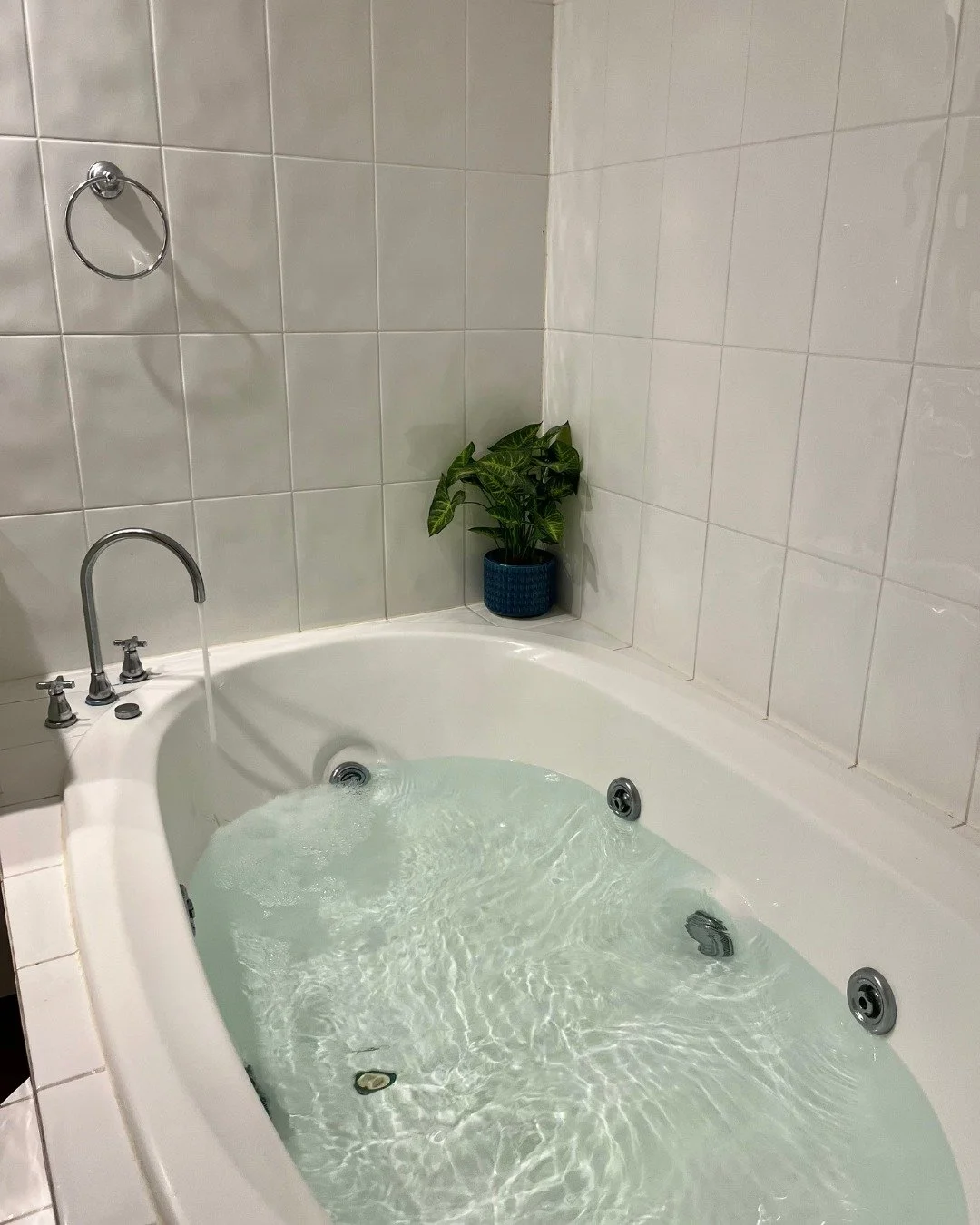 Slip away into your own private sanctuary. A spa bath at Cayman Villas (available on request) is the perfect way to sink into holiday mode. Add a glass of bubbles, maybe a book, and you&rsquo;ve got yourself the ultimate end to a day in paradise 🌞🛁