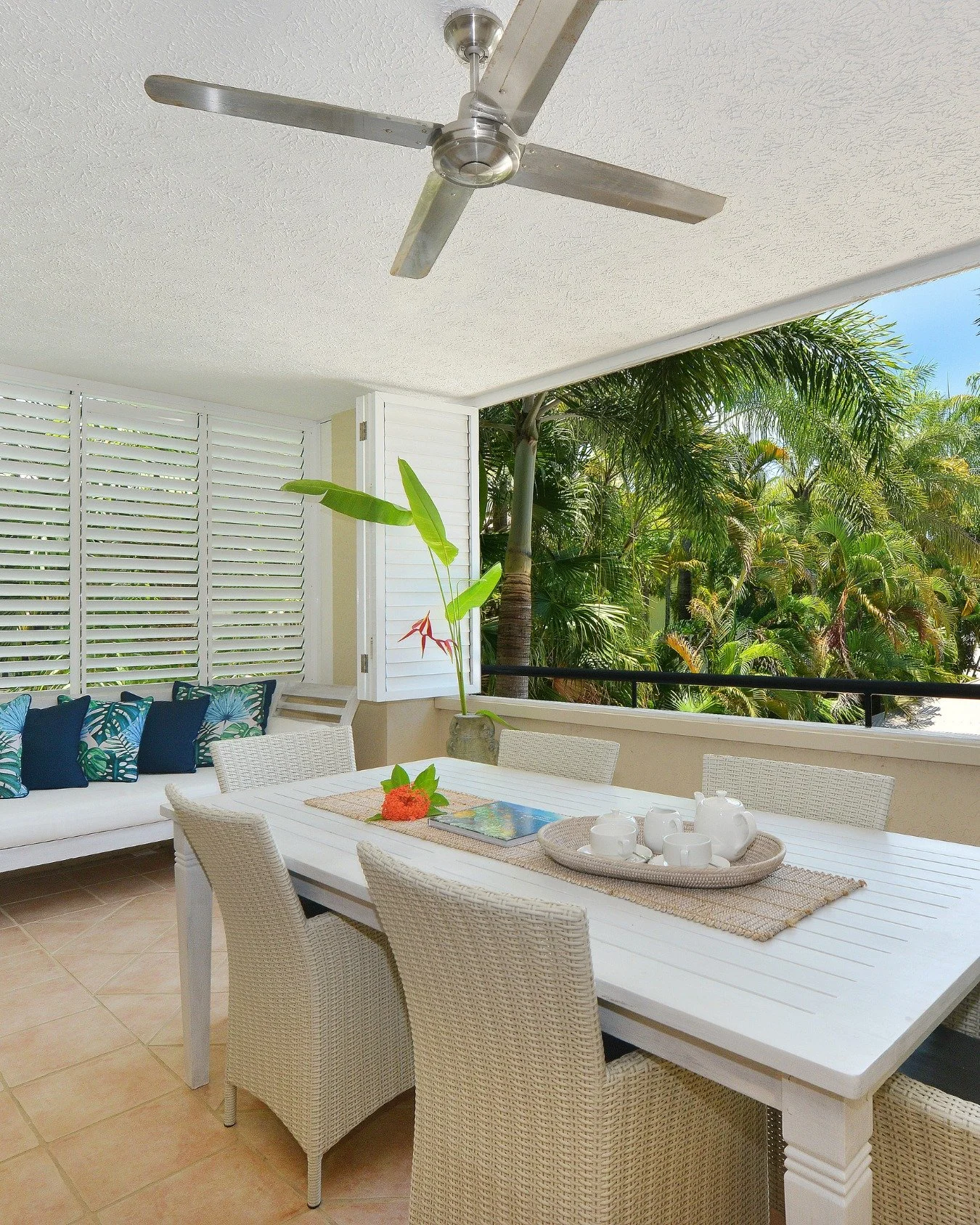 Morning coffee, tropical breezes, and views across the horizon pool &mdash; Cayman Villas balconies are made for slow starts and long, lazy afternoons 🌿 

Whether you&rsquo;re dining with the family, sipping cocktails at sunset, or unwinding with a 