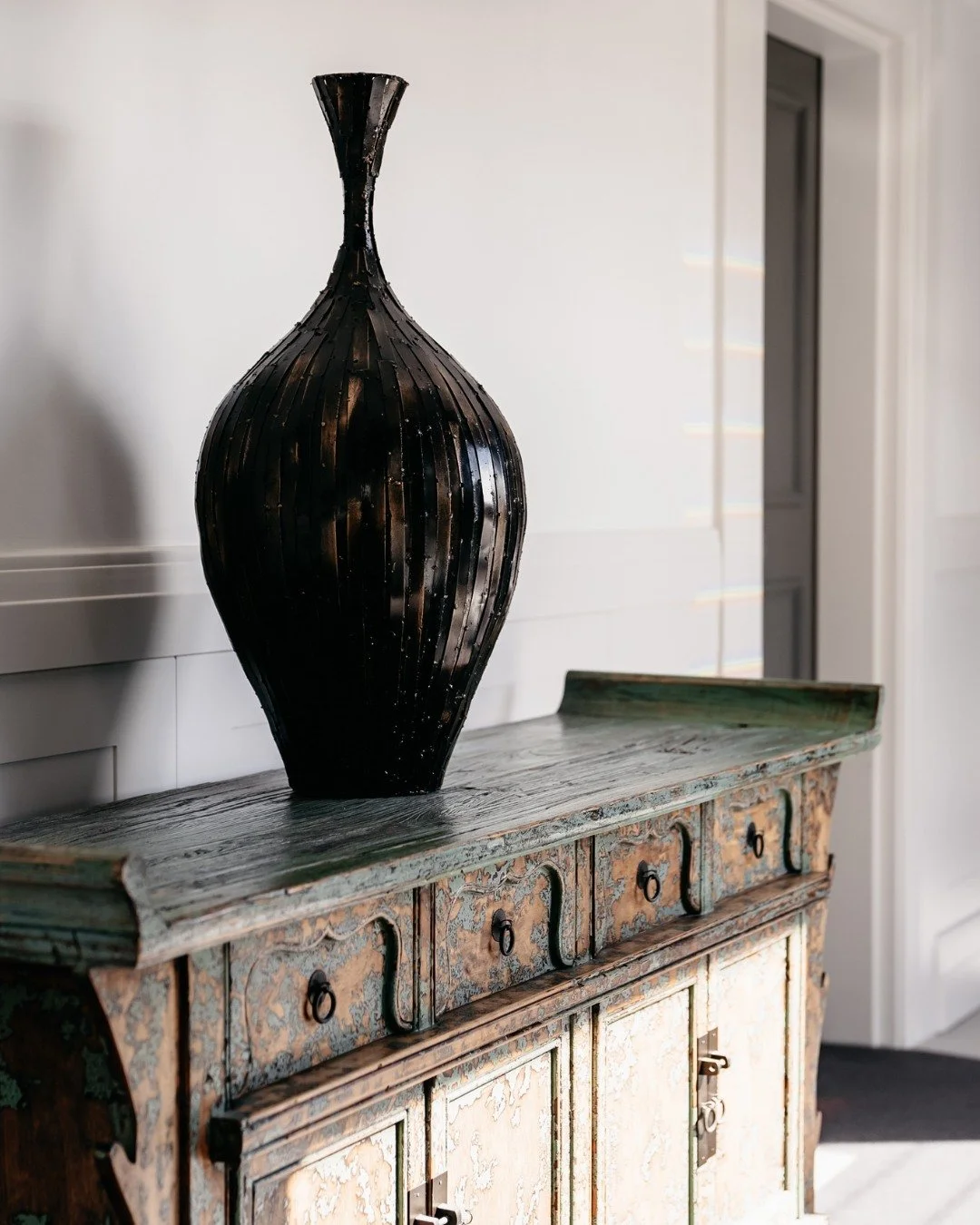 There's beauty in the finer details. From vintage furnishings to timeless artwork, every corner of de Russie Boutique Hotel is designed with elegance in mind. 
#derussieboutique #visitnsw #feelnsw #orange360everyday