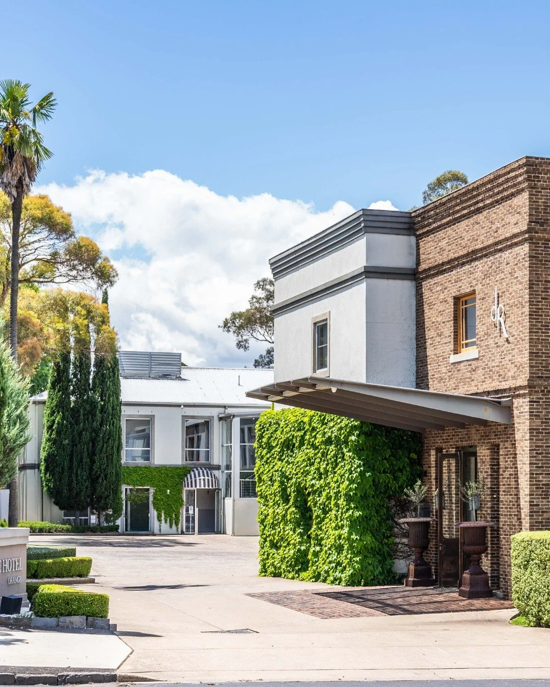 Planning a summer escape? Book direct and save up to 20% on your stay this December or January. Discover boutique luxury in the heart of Orange. Link in bio to book ✨