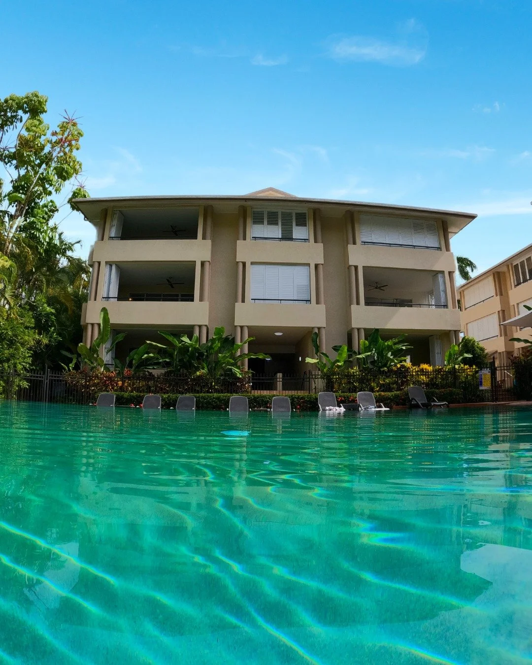 A sparkling horizon pool, golden sunshine, and tropical palms &mdash; the perfect trio for your Port Douglas getaway ☀️ 

Whether you&rsquo;re here for a weekend escape or a week-long stay, Cayman Villas invites you to unwind and reconnect in paradis