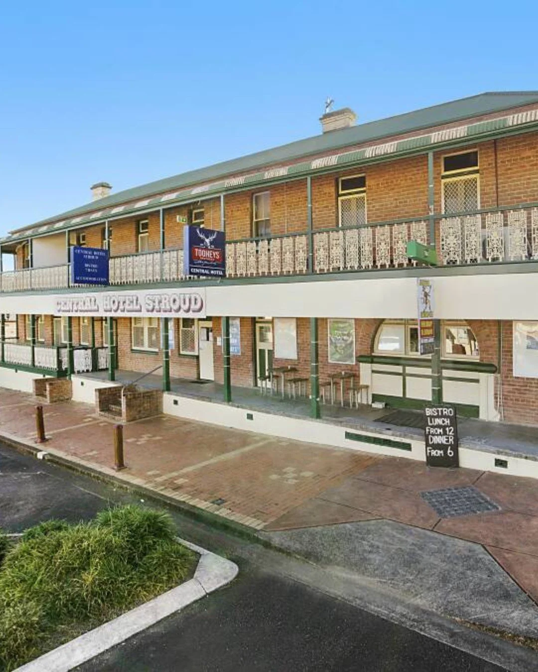 A Historic Stay in the Heart of Stroud 🏡
Nestled in the peaceful Karuah Valley, the Central Hotel Stroud is a true country gem at the base of the Barrington Tops National Park. Just an hour north of Newcastle, this charming heritage pub combines wa