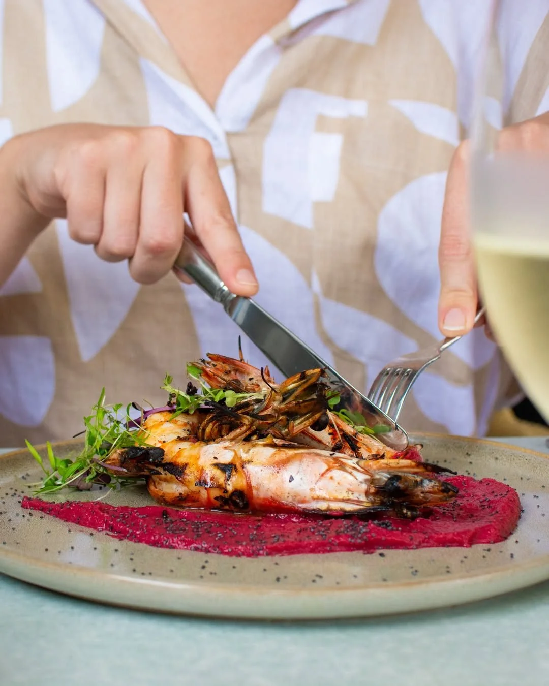 Just a 10-minute stroll from Cayman Villas, @lacucinaebar brings a taste of Italy to the tropics🍷✨ 

Tucked away on Macrossan Street, this local favourite serves up handmade pasta, woodfired pizza, and fresh local seafood &mdash; all best enjoyed wi