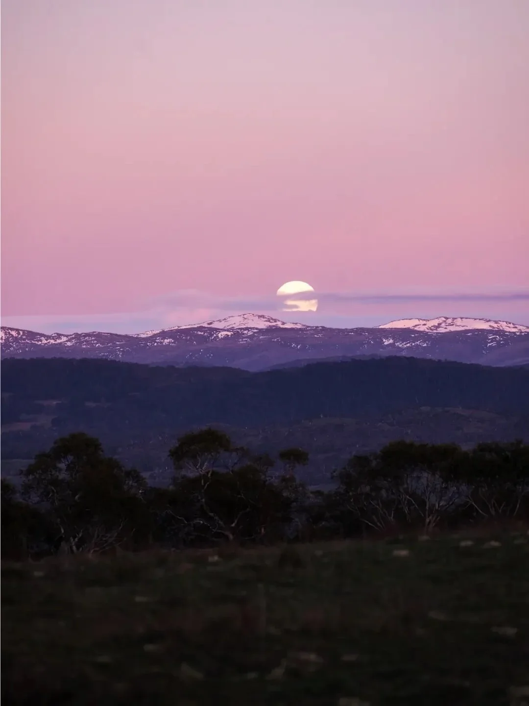 The last golden glow of winter π
As the full moon sinks beyond the snow-dusted peaks, the mountains are bathed in soft pastels — a fleeting moment where night and day meet in quiet harmony. Even as the snow begins to melt, Perisher’s al