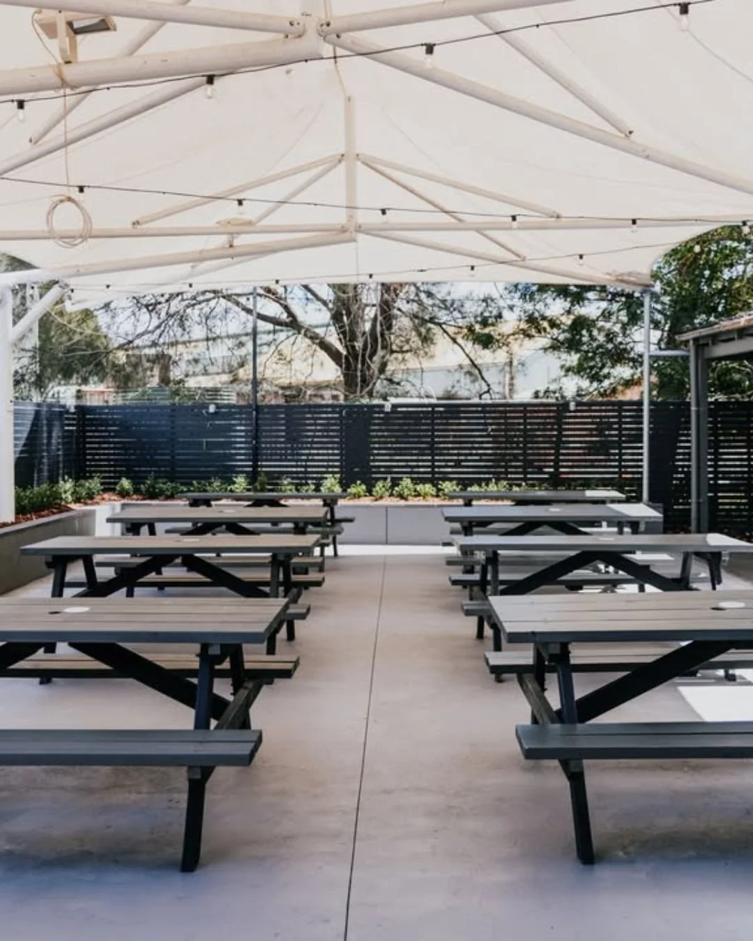 Sunnyside Tavern, Broadmeadow NSW ✨
A true Newcastle favourite, the award-winning Sunnyside Tavern blends boutique pub-style accommodation with great food, friendly hospitality, and a lively local atmosphere.
Located just minutes from Hunter Stadiu