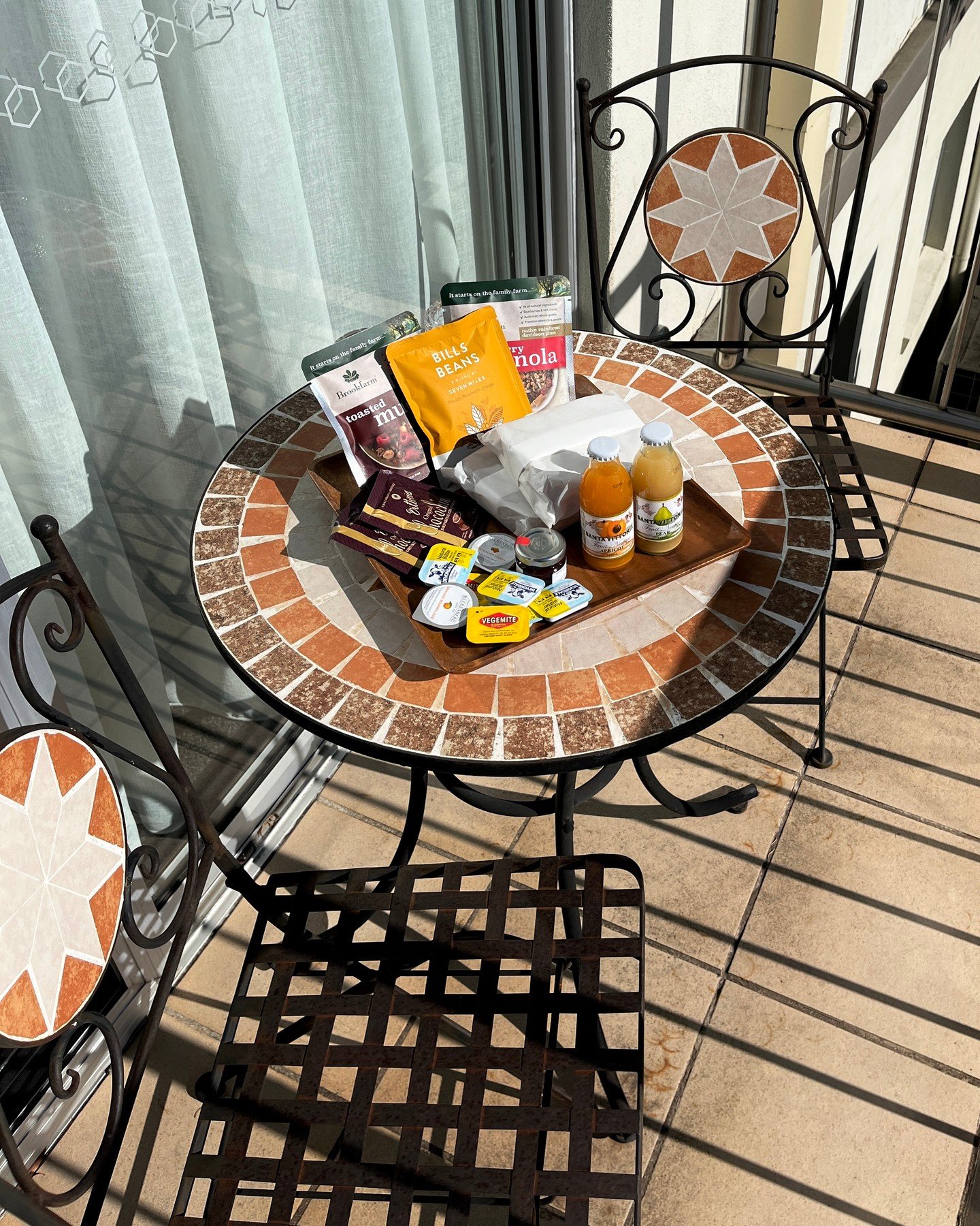 Every stay at de Russie Boutique Hotel includes a complimentary continental breakfast delivered straight to your suite each morning. Enjoy freshly brewed coffee, artisanal muesli, and a selection of locally sourced treats, all designed to make your m