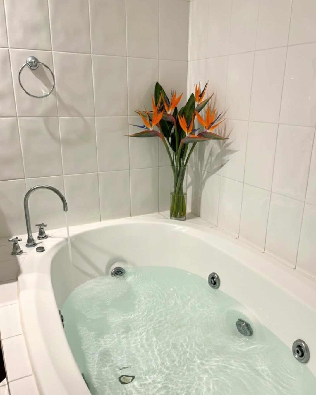 Where the day gently dissolves into warm water and quiet moments 🌿

For those who love a little extra indulgence, select apartments can be requested with a private spa bath, perfect for slowing down after a day in the tropics.

✨ Ready to soak it al