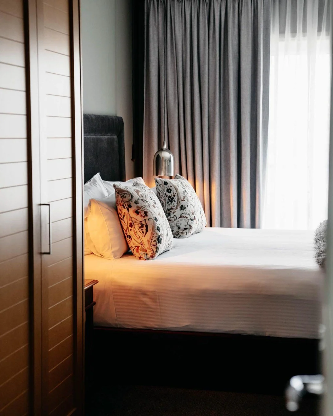 This is what a proper night's sleep looks like ✨

At de Russie, every suite is self-contained. Your own kitchen or kitchenette. A bed that earns its thread count. Space to spread out, slow down, and remember what it feels like to actually rest.

25 s