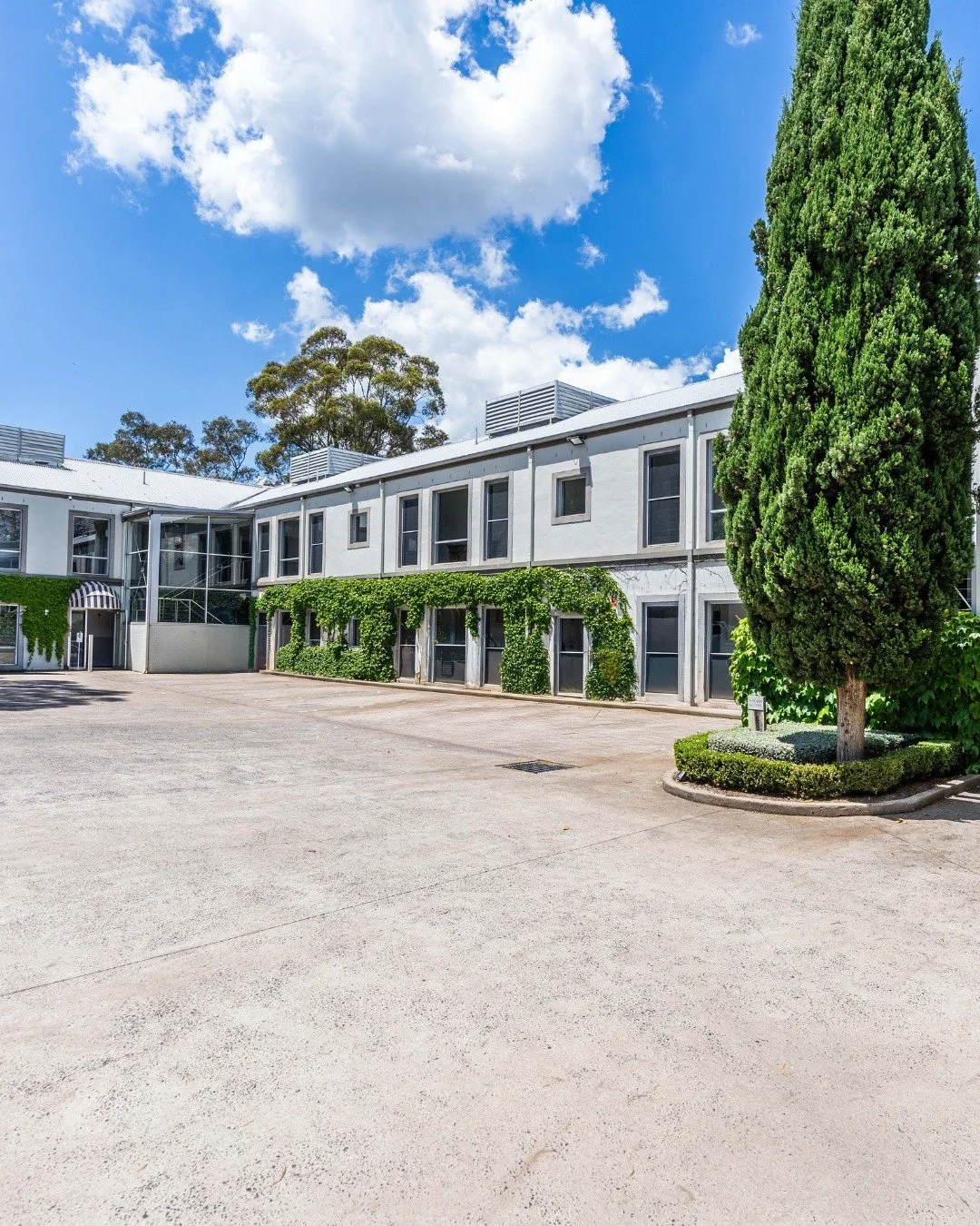 No hunting for a park. No extra charges. No hassle. de Russie offers on-site parking for all guests - plus four 22kw fast EV charging stations, complimentary for hotel guests. The thoughtful touches start before you even walk through the door 🍃

Boo