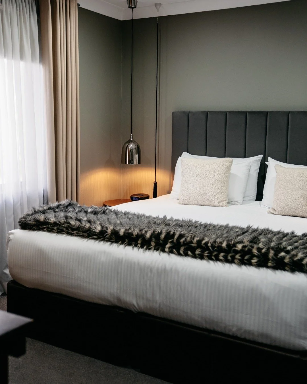 This is your sign to book the trip. A king bed, block-out blinds, and absolutely nowhere to be until breakfast arrives at your door. 

🤍 Book direct at derussiehotels.com.au or via the link in our bio!

#derussieboutique #orangensw #visitorange #fee