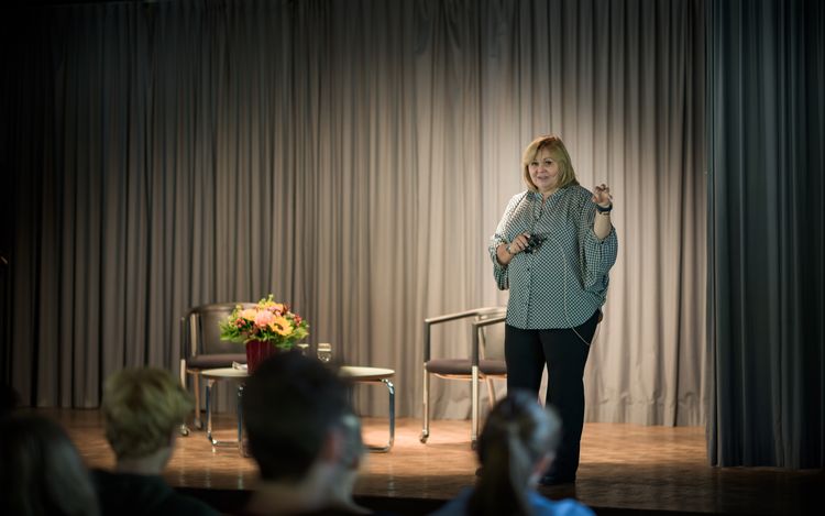 Marina  Pisklakova im Gespräch am Freien Gymnasium Zürich