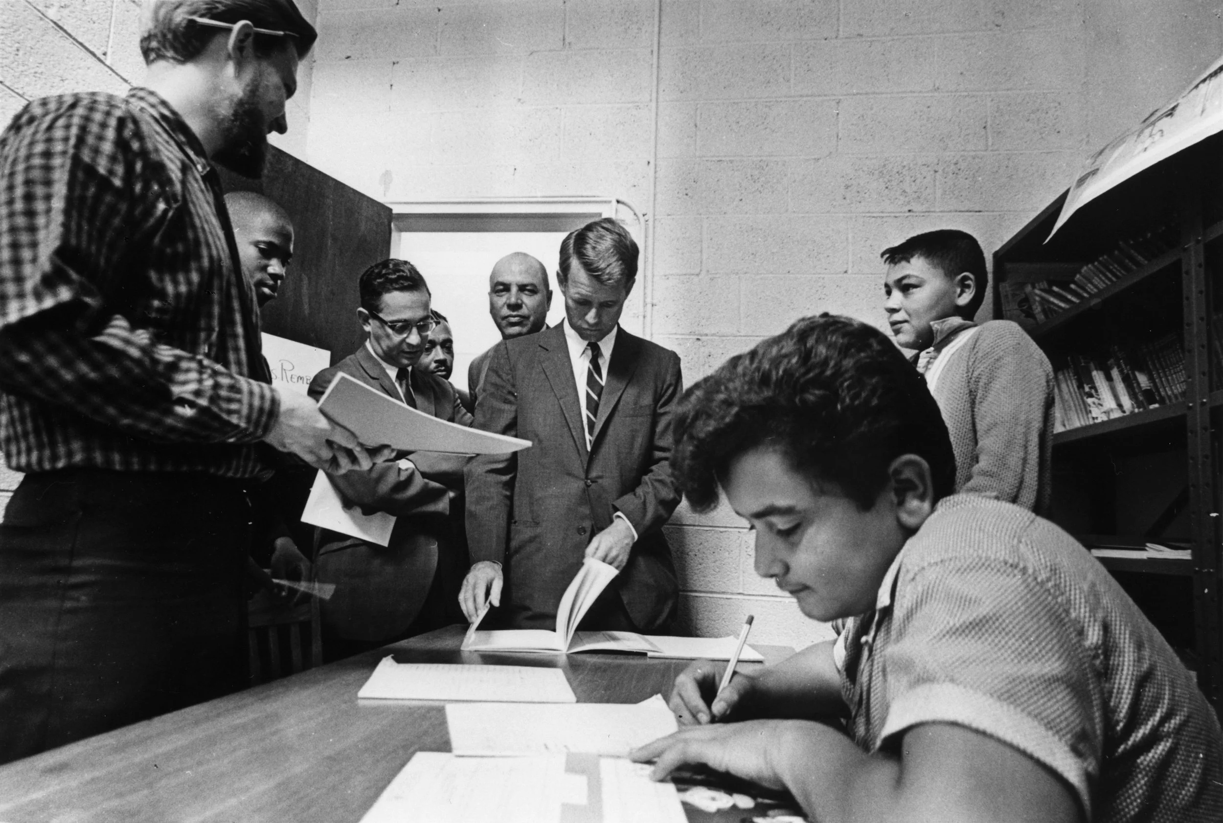 RFK with students (JFK Lib. rights unknown)PX81-32-325.jpg