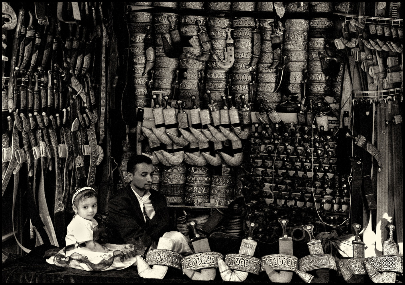 Father and daughter , Souq al Milh Sana'a 2007.