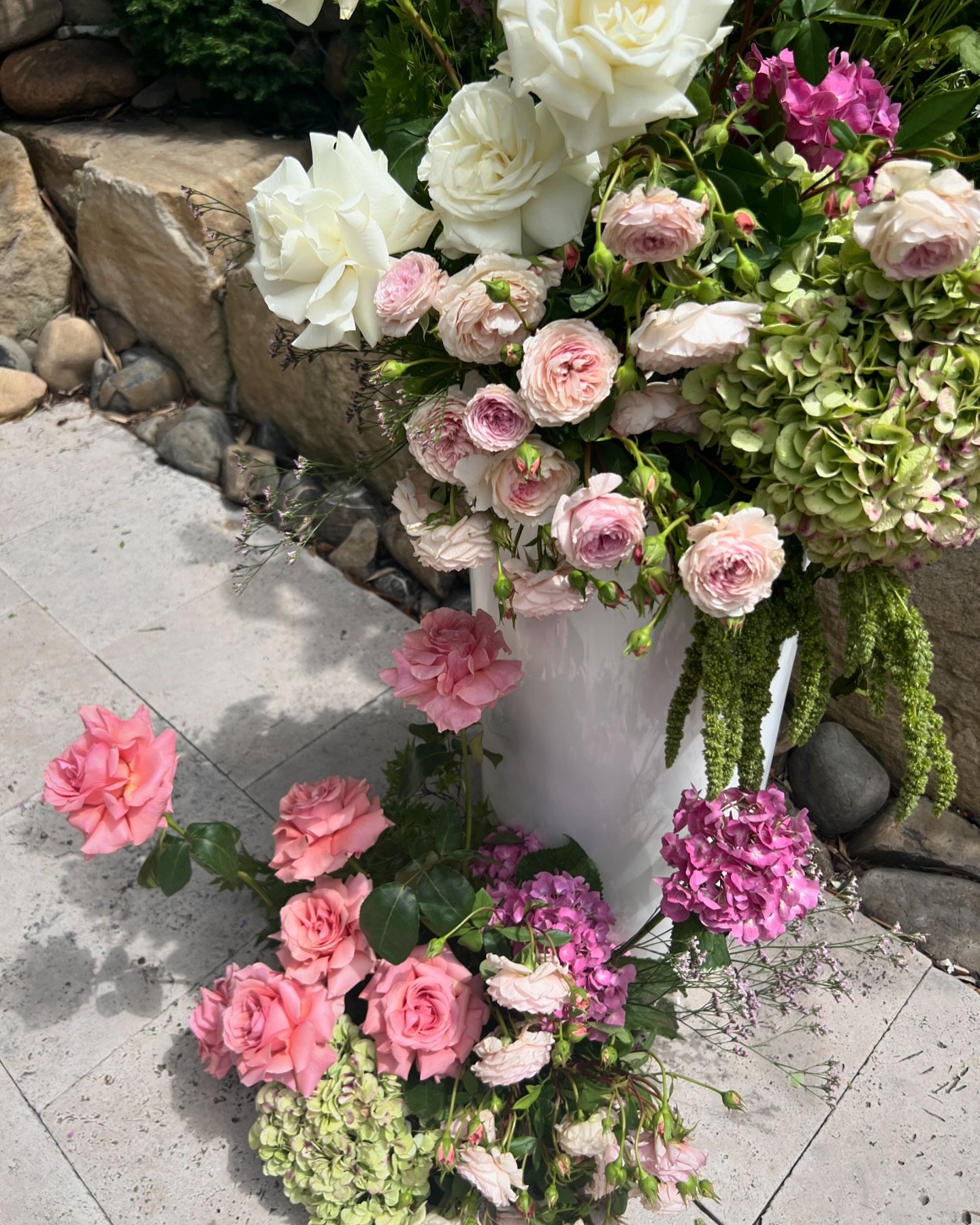 Plinths and flowers, the sweetest ceremony look for your wedding day 🌸