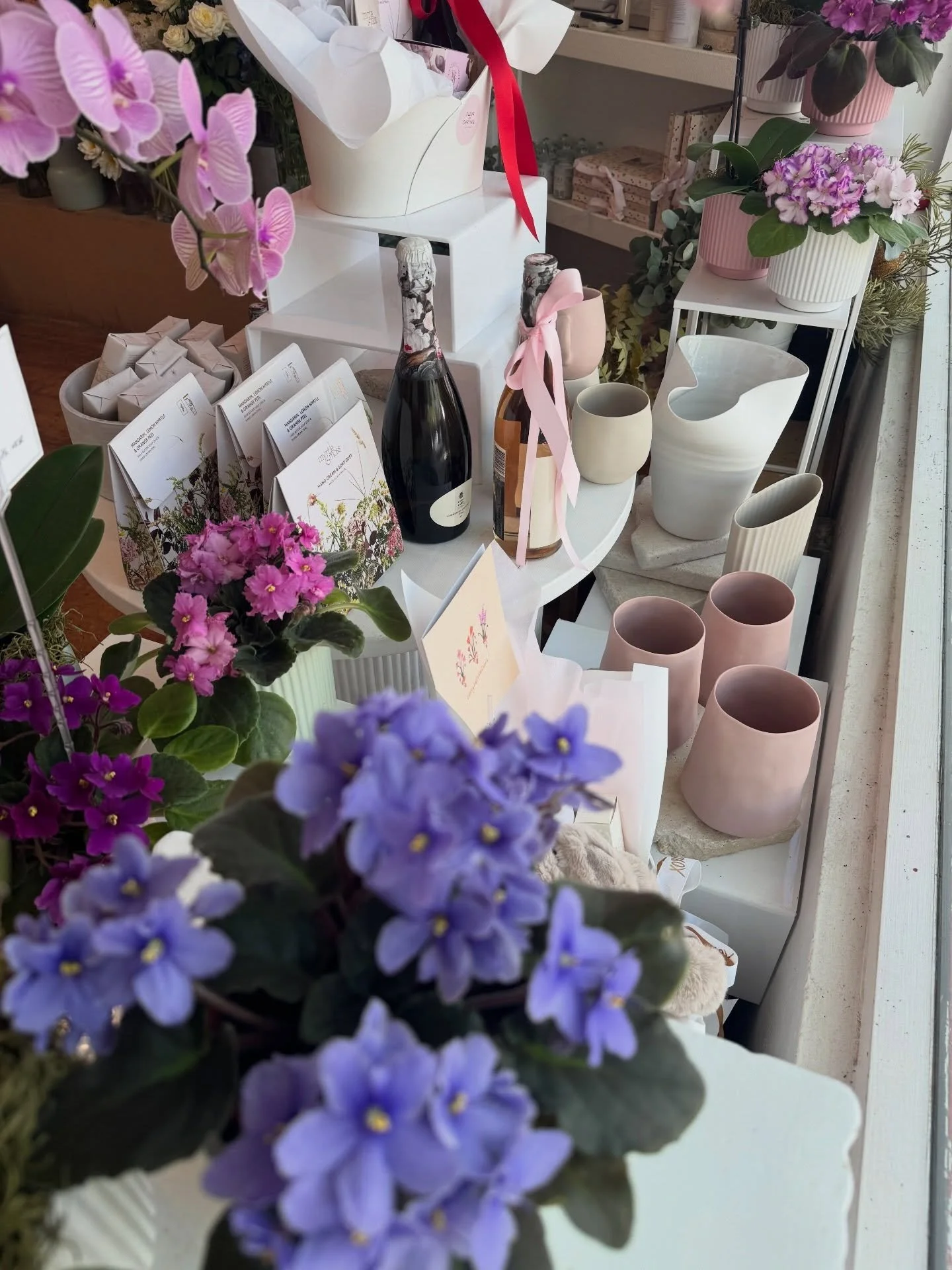 A little peek into the everyday magic 🌸✨
Deliveries heading out, blooms everywhere, and the shop feeling extra full of life today.

Grateful for the constant flow of flowers and all of you who let us create with them..

xoxo