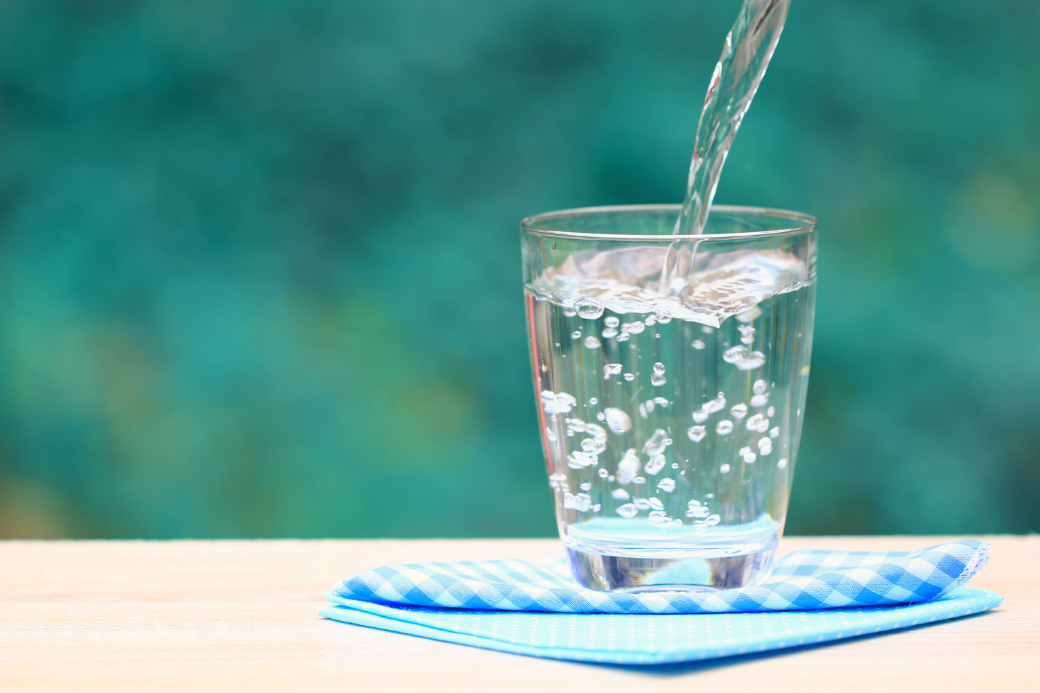 Почему пьют соленую воду. Стакан воды. Красивые стаканы для воды. Стаканчик с водой. Прозрачная вода в стакане.