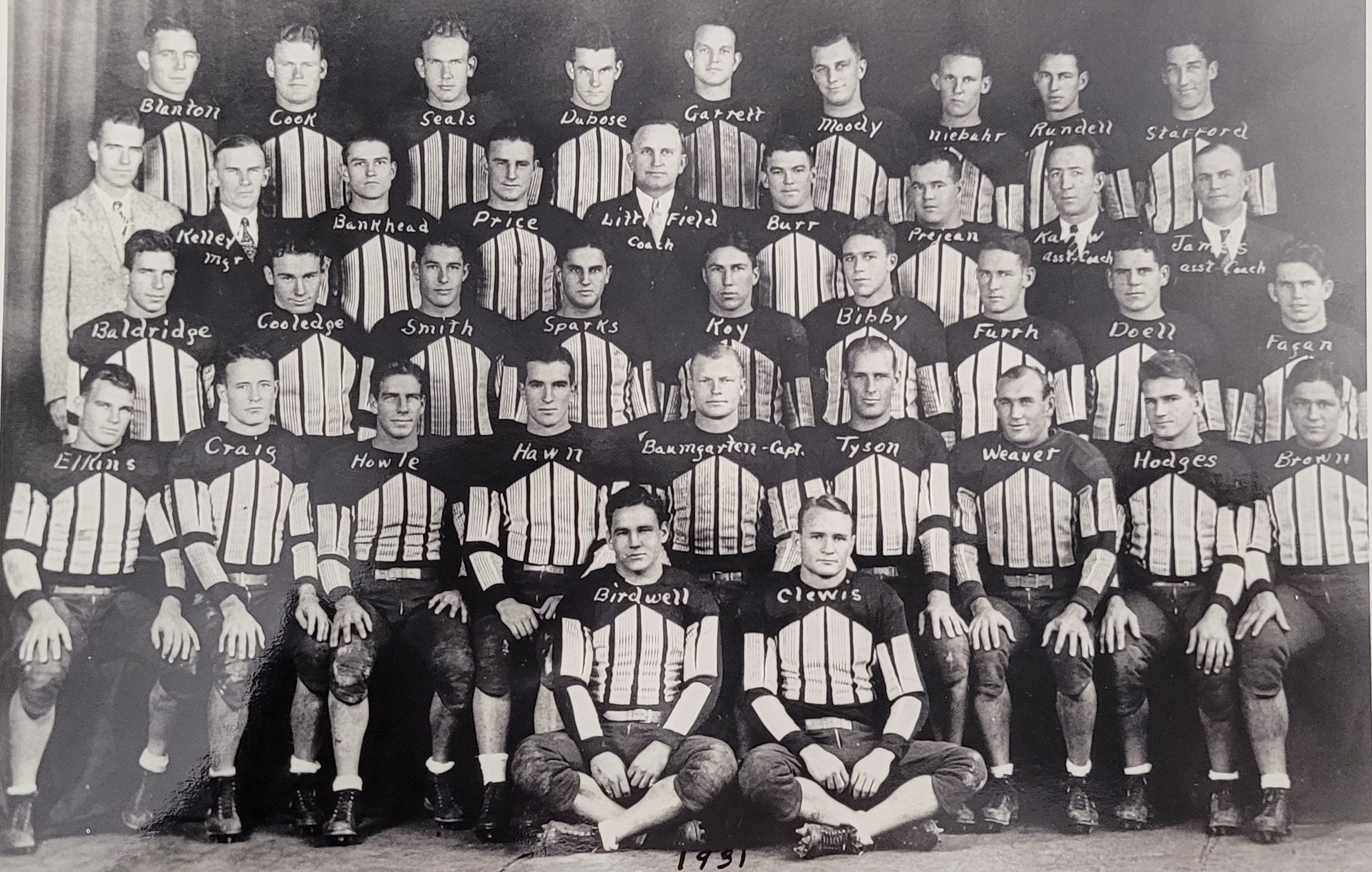 1931 football team photo.jpg