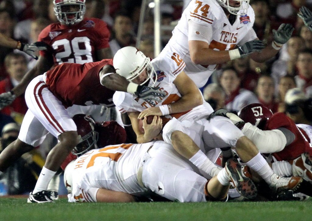 sequence of injury to Colt in Alabama game 2.jpg