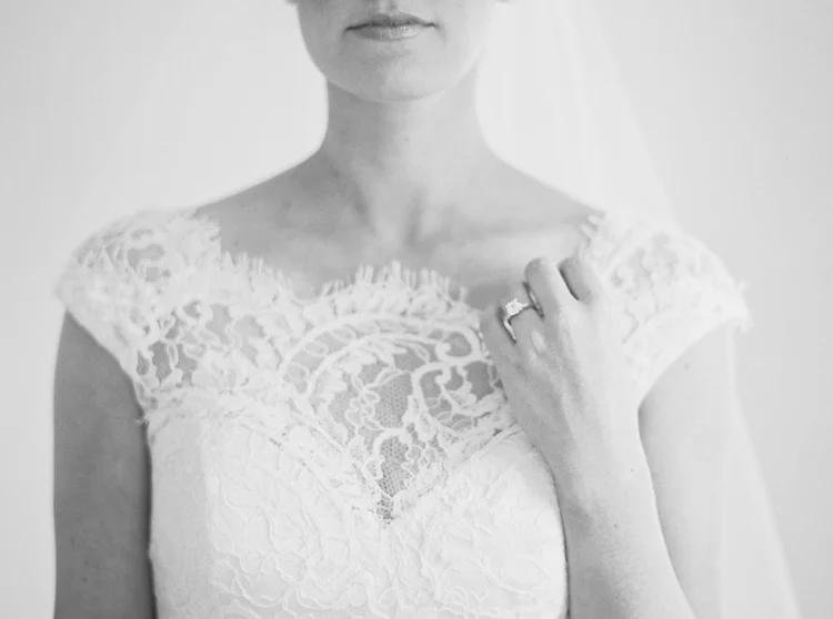 SIMPLE-WHITE-SPACE-BRIDAL-SESSION-PHOTO.jpg