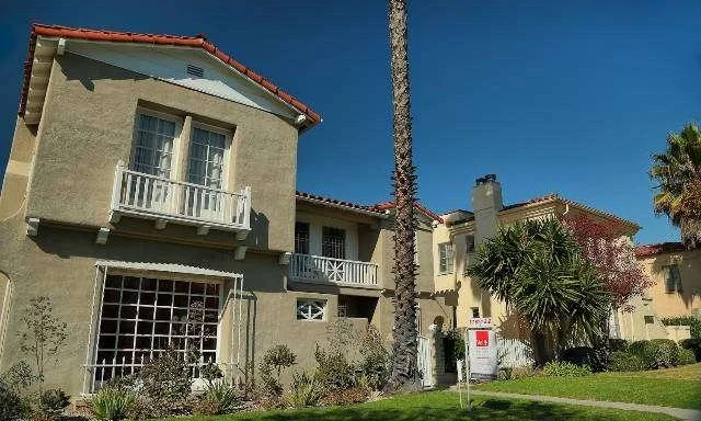 <p class="sold-listings">1067-1069 S. CRESCENT HEIGHTS<br/>LOS ANGELES, CA 90035<br/><strong>SOLD<br/>$1,319,000</strong></p>