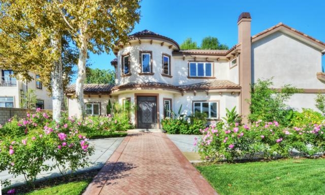 <p class="sold-listings">5710 LUBOA<br/>WOODLAND HILLS, CA 91367<br/><strong>SOLD<br/>$1,895,000</strong></p>