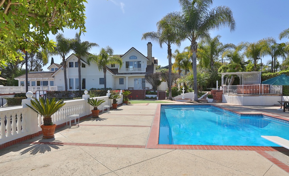 <p class="sold-listings">72 DAPPLEGRAY LANE<br/>ROLLING HILLS ESTATES, CA 90274<br/><strong>SOLD<br/>$2,795,000</strong></p>